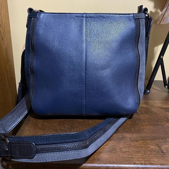 SONDRA ROBERTS COLOR BLOCK NAVY SHOULDER BAG - Picture 1 of 5
